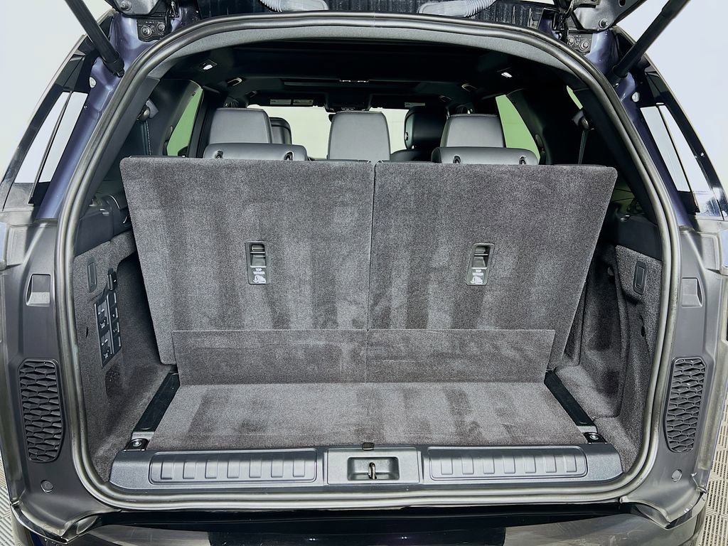 Used 2025 Land Rover Discovery Dynamic SE image 28