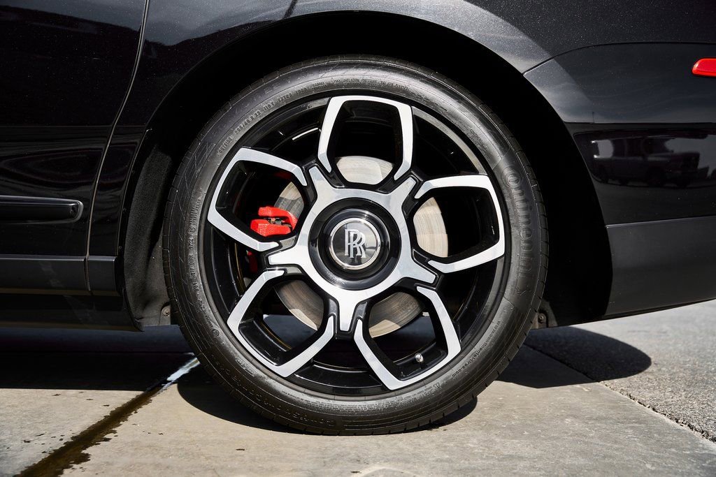 Used 2021 Rolls-Royce Cullinan Black Badge image 23