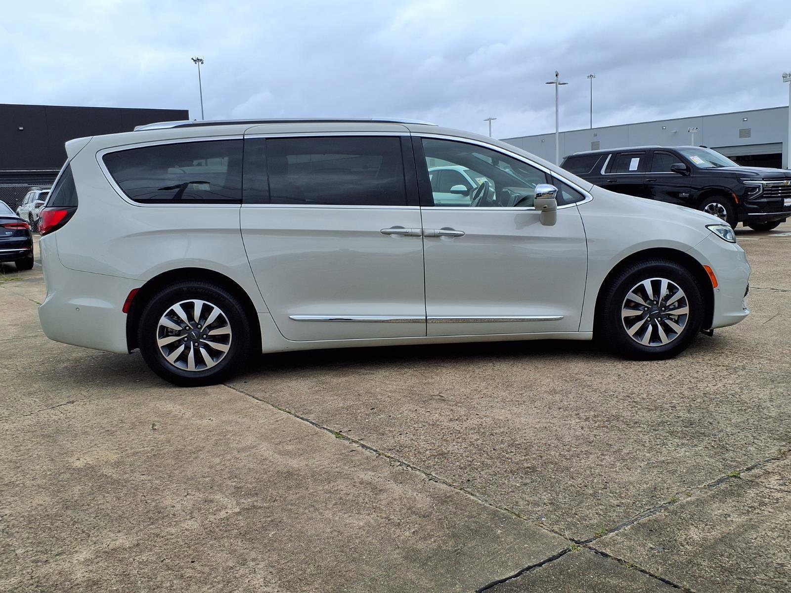 Used 2021 Chrysler Pacifica Limited w/ Uconnect Theater Family Group FWD image 32