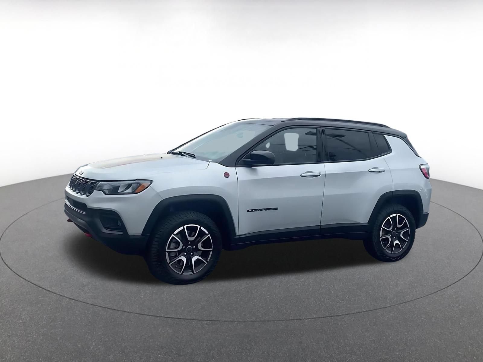Used 2025 Jeep Compass Trailhawk AWD/4WD image 8