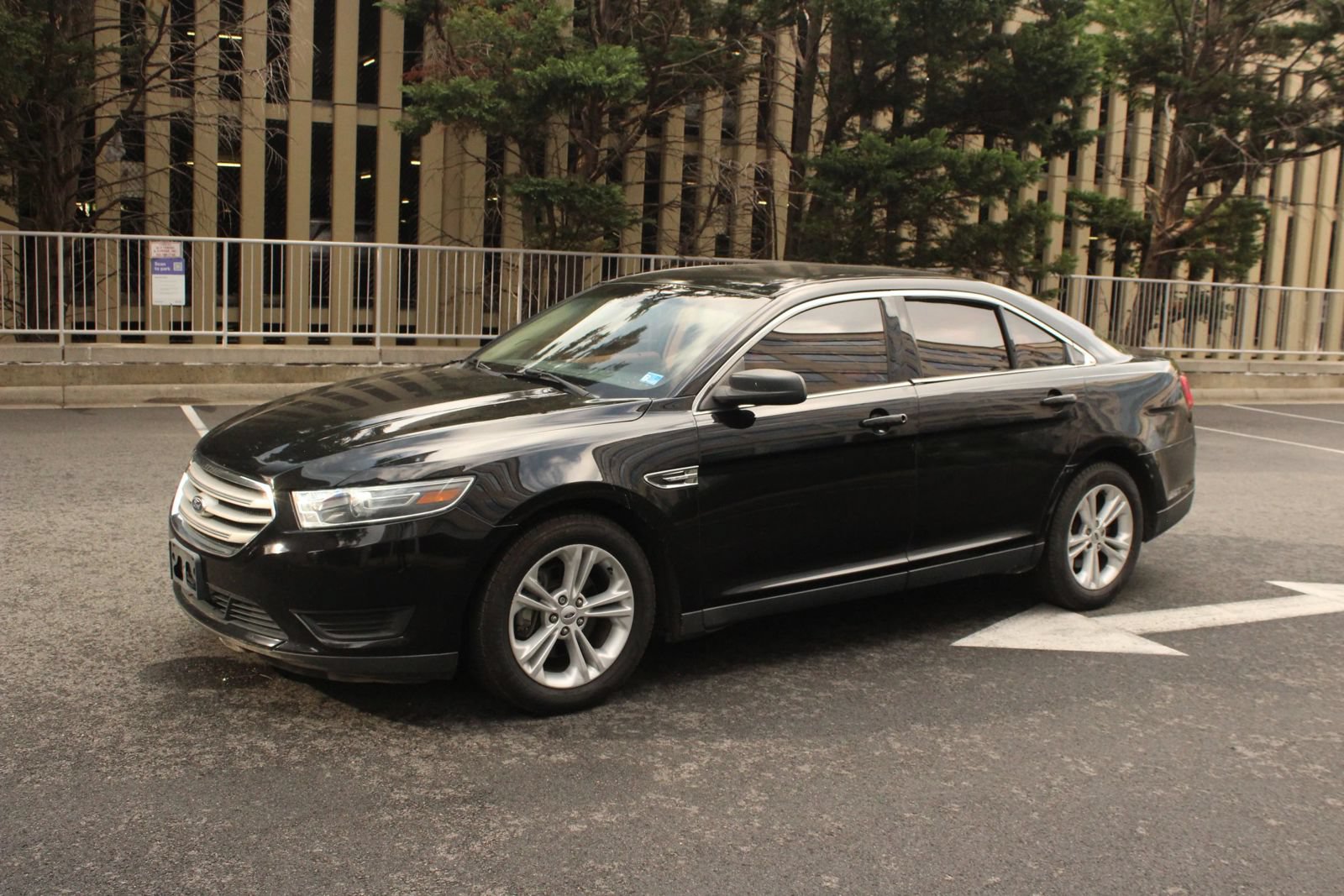 Used 2016 Ford Taurus SE FWD image 12