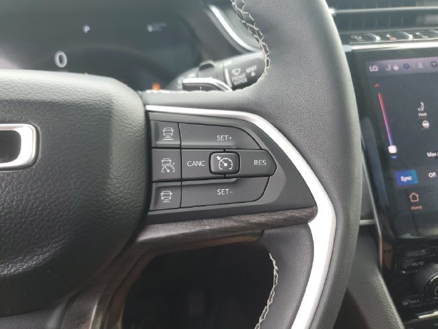 Used 2023 Jeep Grand Cherokee Limited w/ Luxury Tech Group II AWD/4WD image 24