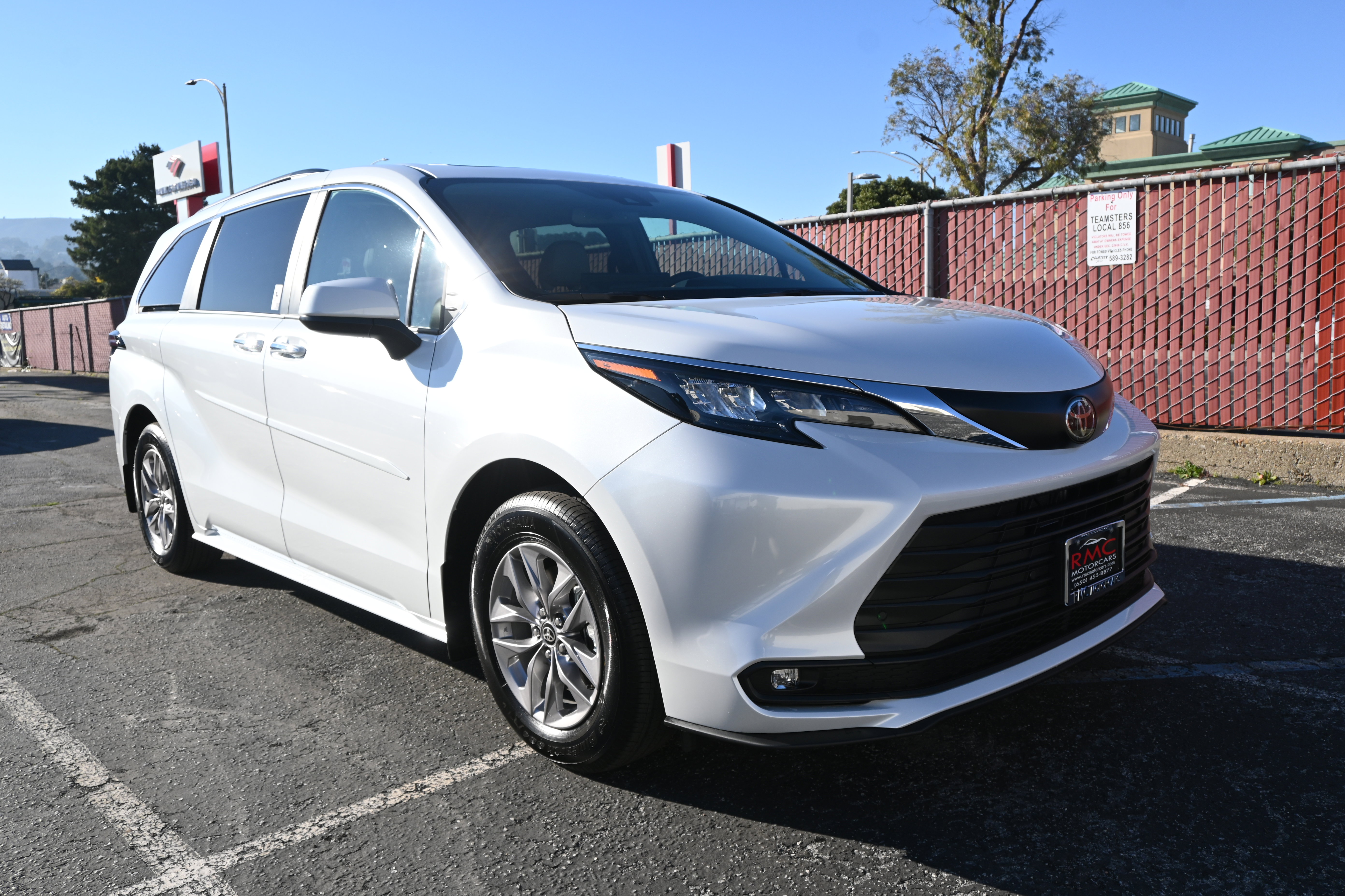 Used 2026 Toyota Sienna XLE image 8