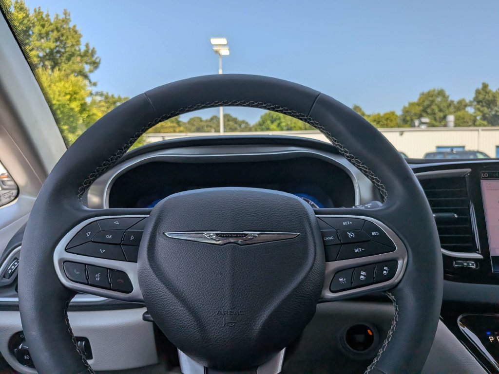Used 2022 Chrysler Pacifica Touring-L FWD image 27