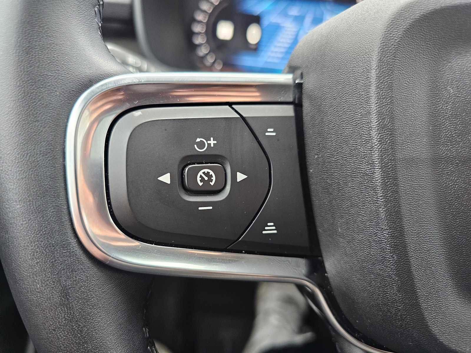 Certified 2024 Volvo XC40 B5 Ultimate w/ Protection Package Premier image 35