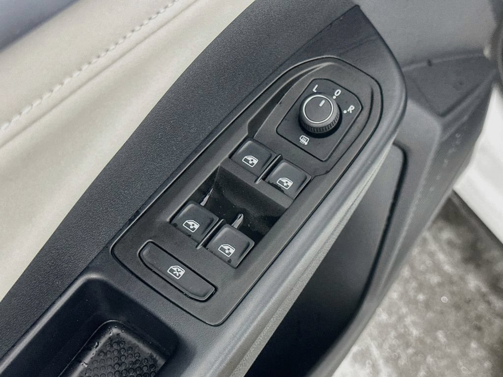 Used 2025 Volkswagen Taos SE FWD image 20