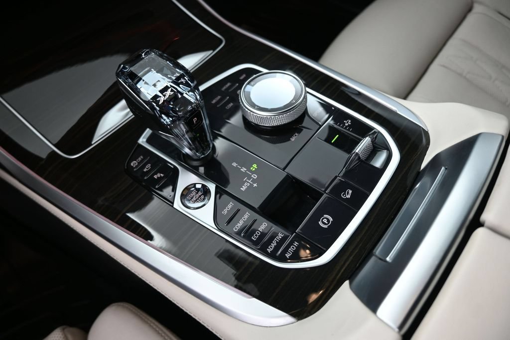 Used 2021 BMW X7 xDrive40i w/ M Sport Package AWD/4WD image 4
