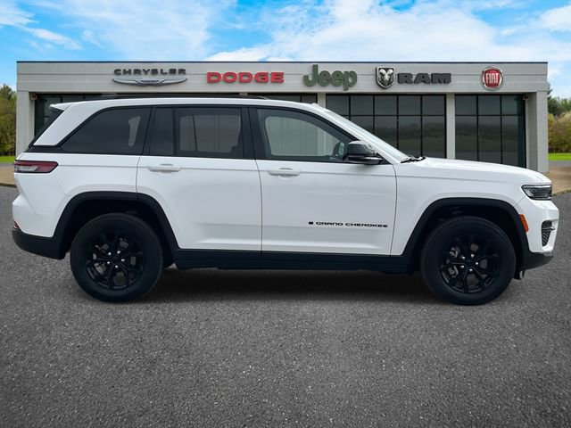 Used 2024 Jeep Grand Cherokee Altitude image 28