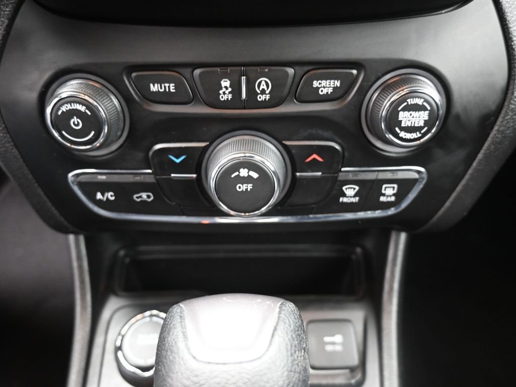 Used 2019 Jeep Cherokee Latitude w/ Popular Appearance Group AWD/4WD image 9