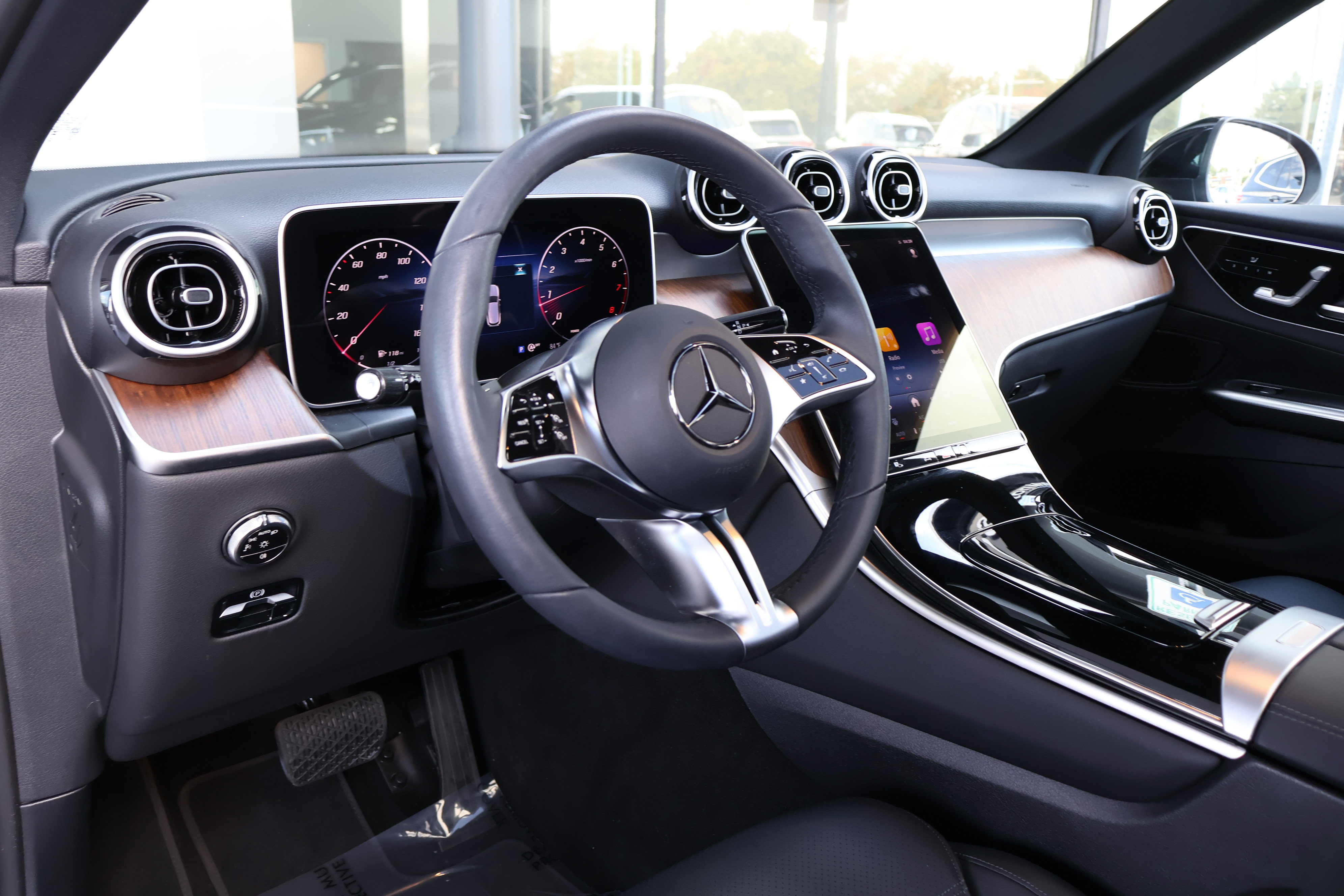 Used 2025 Mercedes-Benz GLC 300 image 12