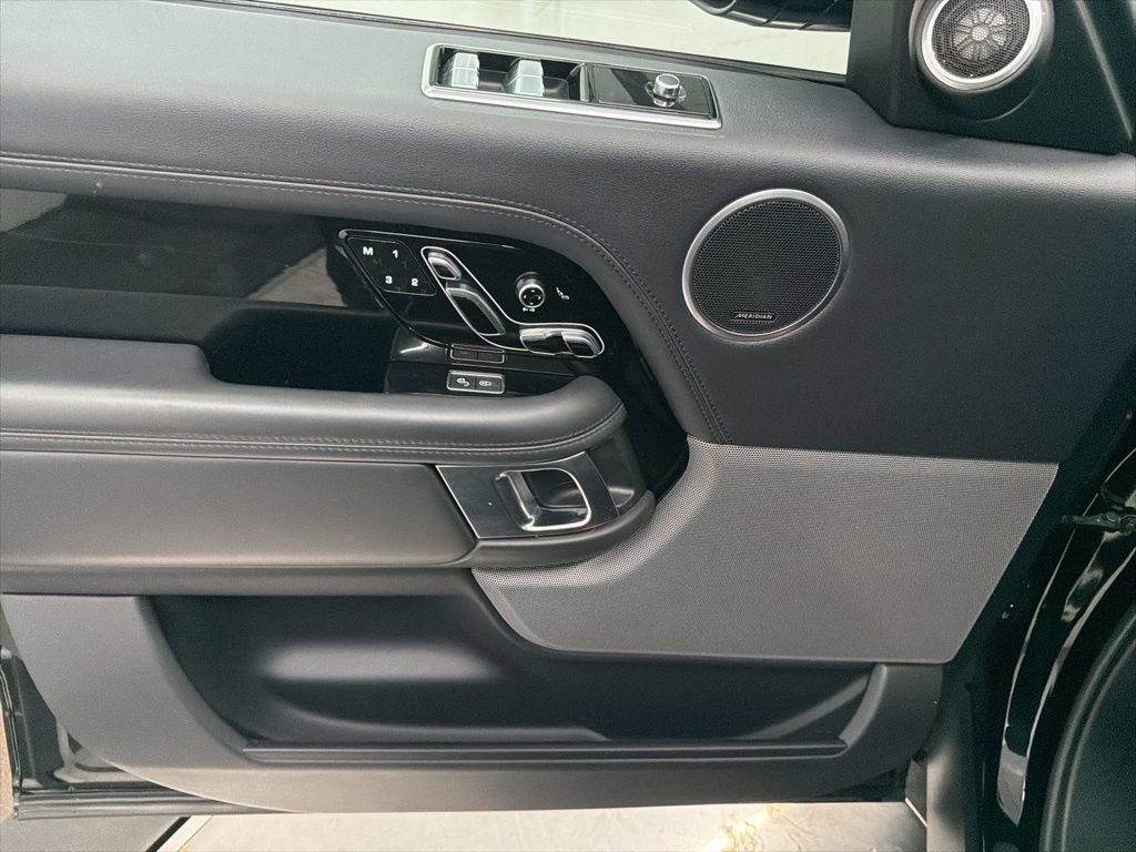 Used 2019 Land Rover Range Rover HSE image 17