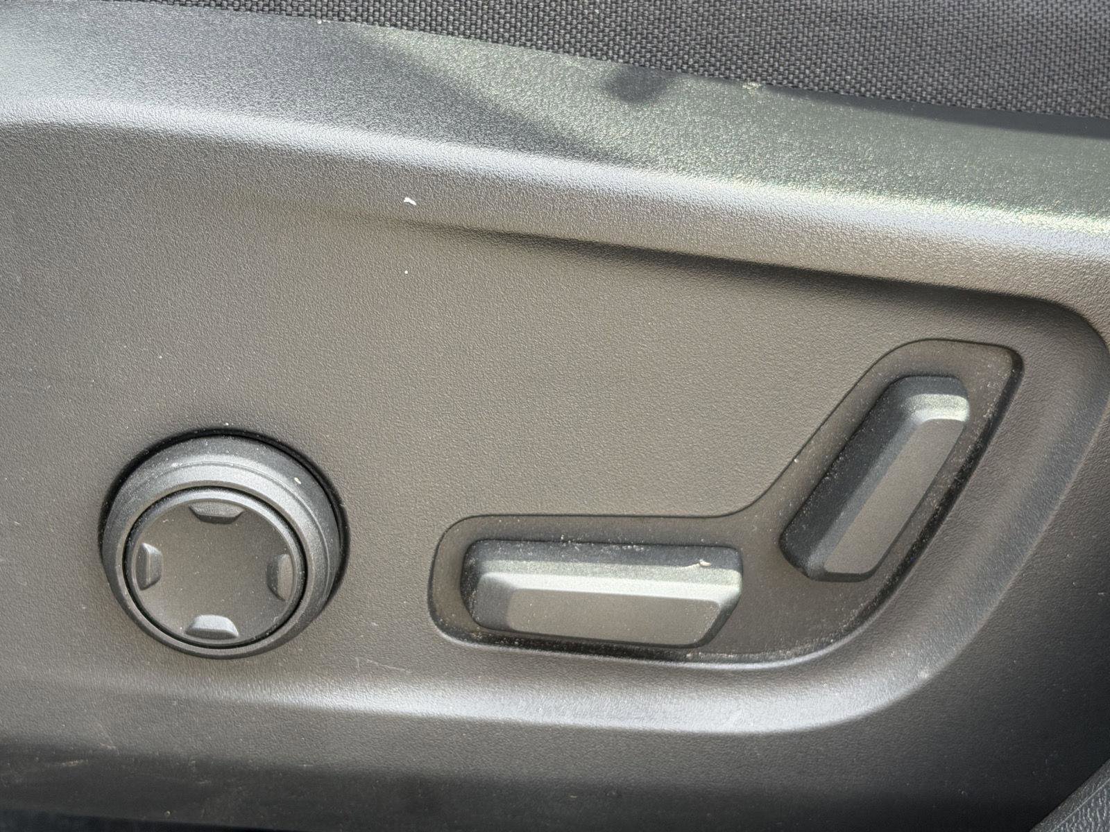 Used 2024 Volvo XC40 B5 Core image 11