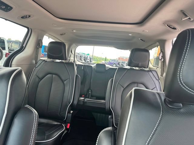 Used 2024 Chrysler Pacifica Limited FWD image 9