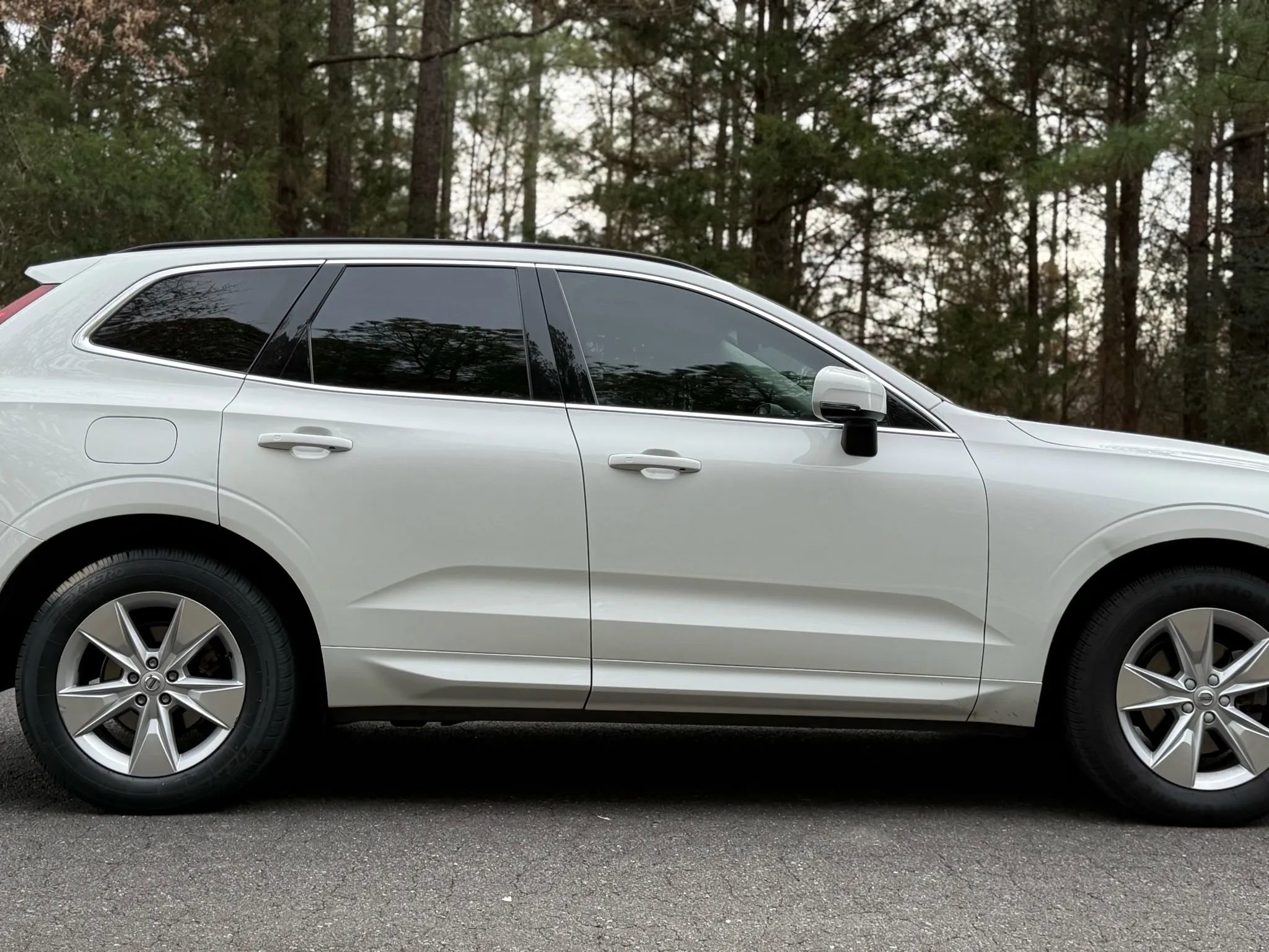 Used 2022 Volvo XC60 B5 Momentum image 4