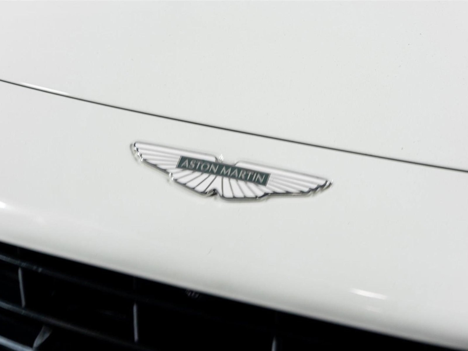 Used 2025 Aston Martin V8 Vantage Coupe RWD image 17