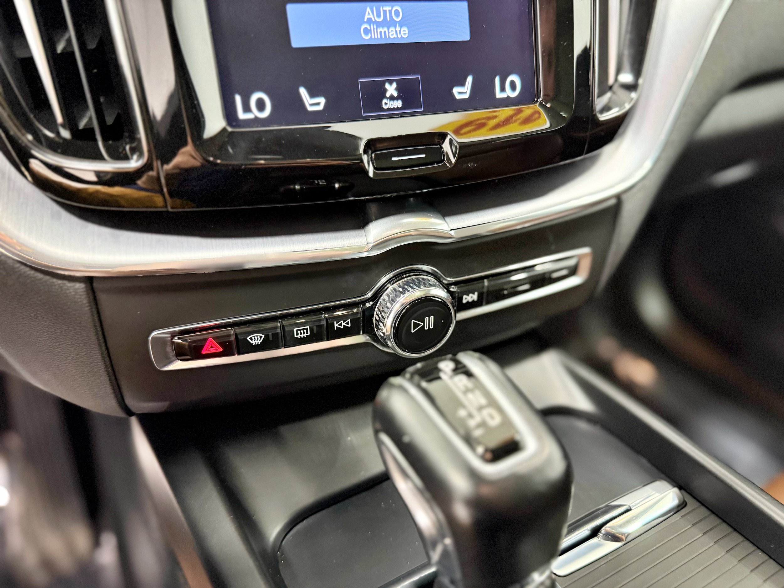 Used 2019 Volvo XC60 T6 Momentum w/ Premium Package AWD/4WD image 18