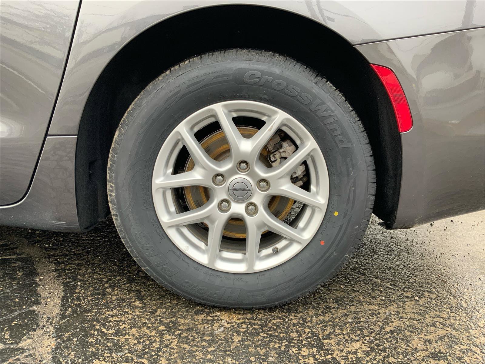 Used 2023 Chrysler Voyager LX image 29