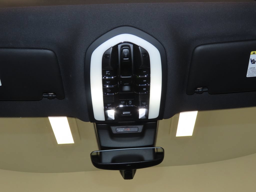Certified 2026 Porsche Macan AWD/4WD image 31