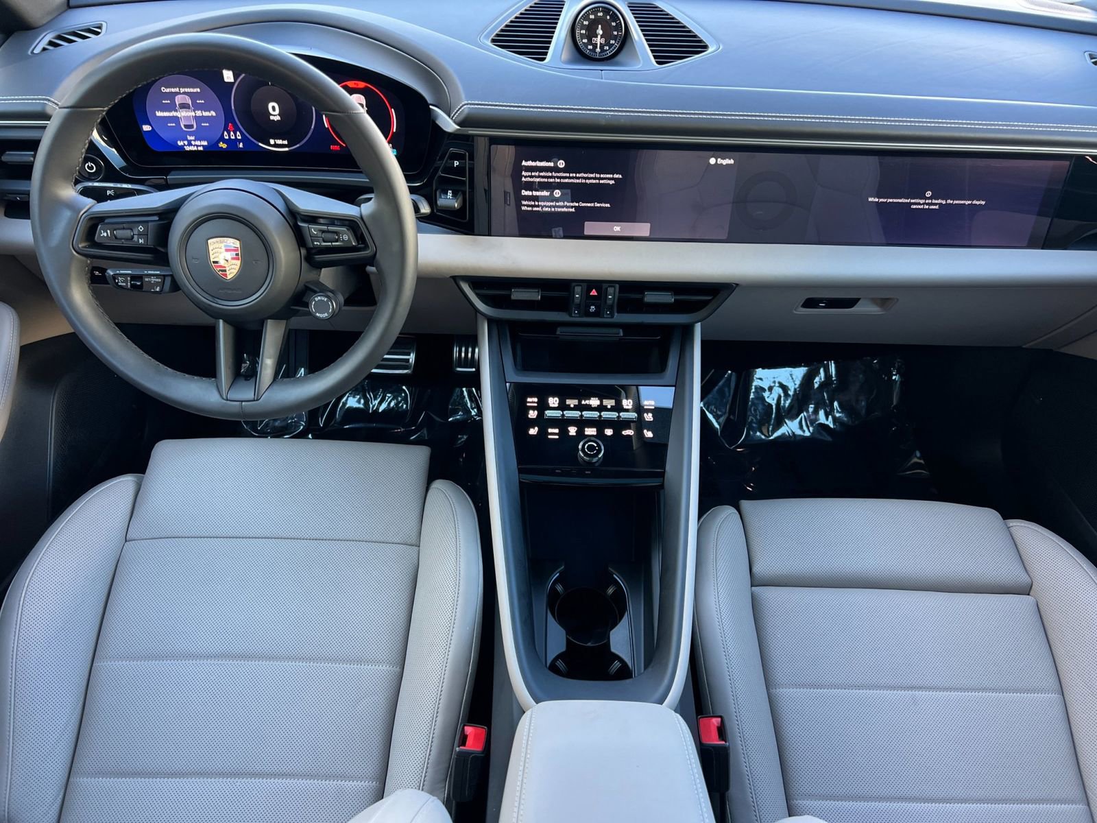Certified 2025 Porsche Macan Electric image 6