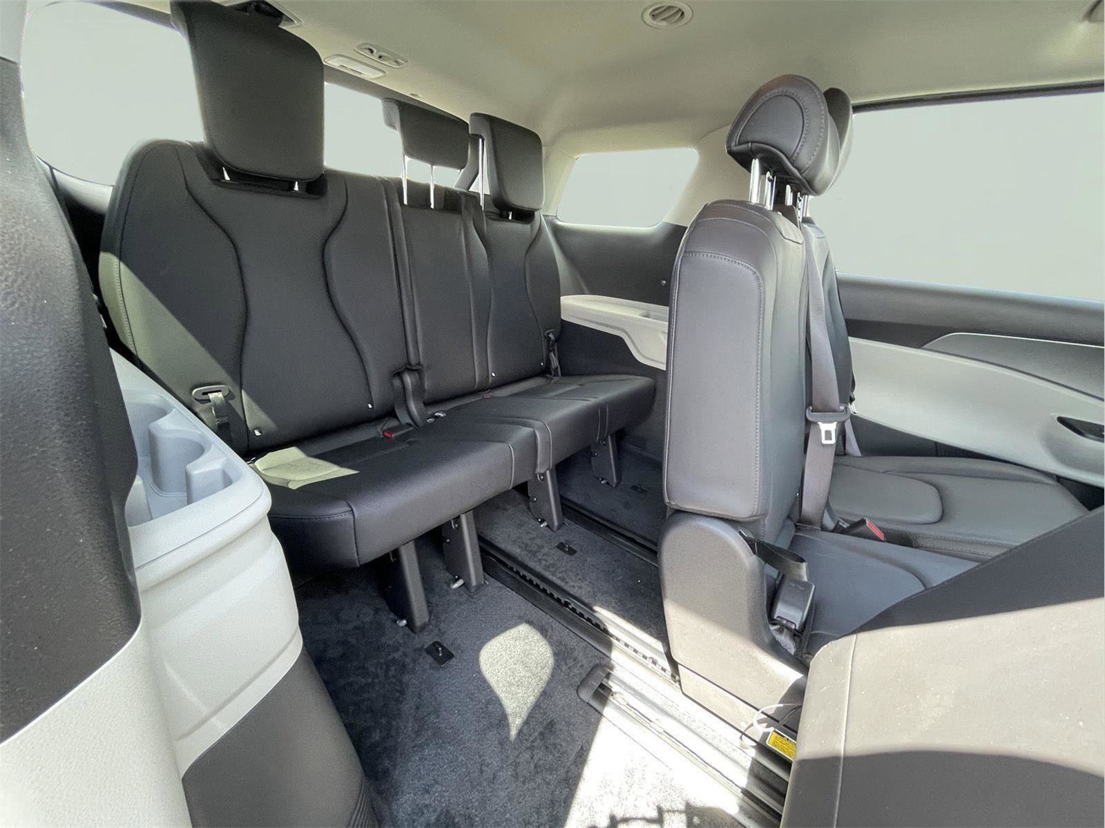 Used 2024 Kia Carnival LX FWD image 21