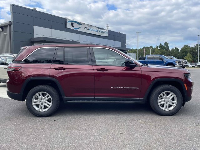 Used 2024 Jeep Grand Cherokee Laredo AWD/4WD image 30