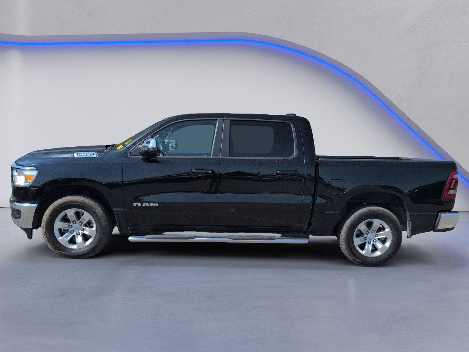 Used 2024 RAM 1500 Laramie AWD/4WD image 5