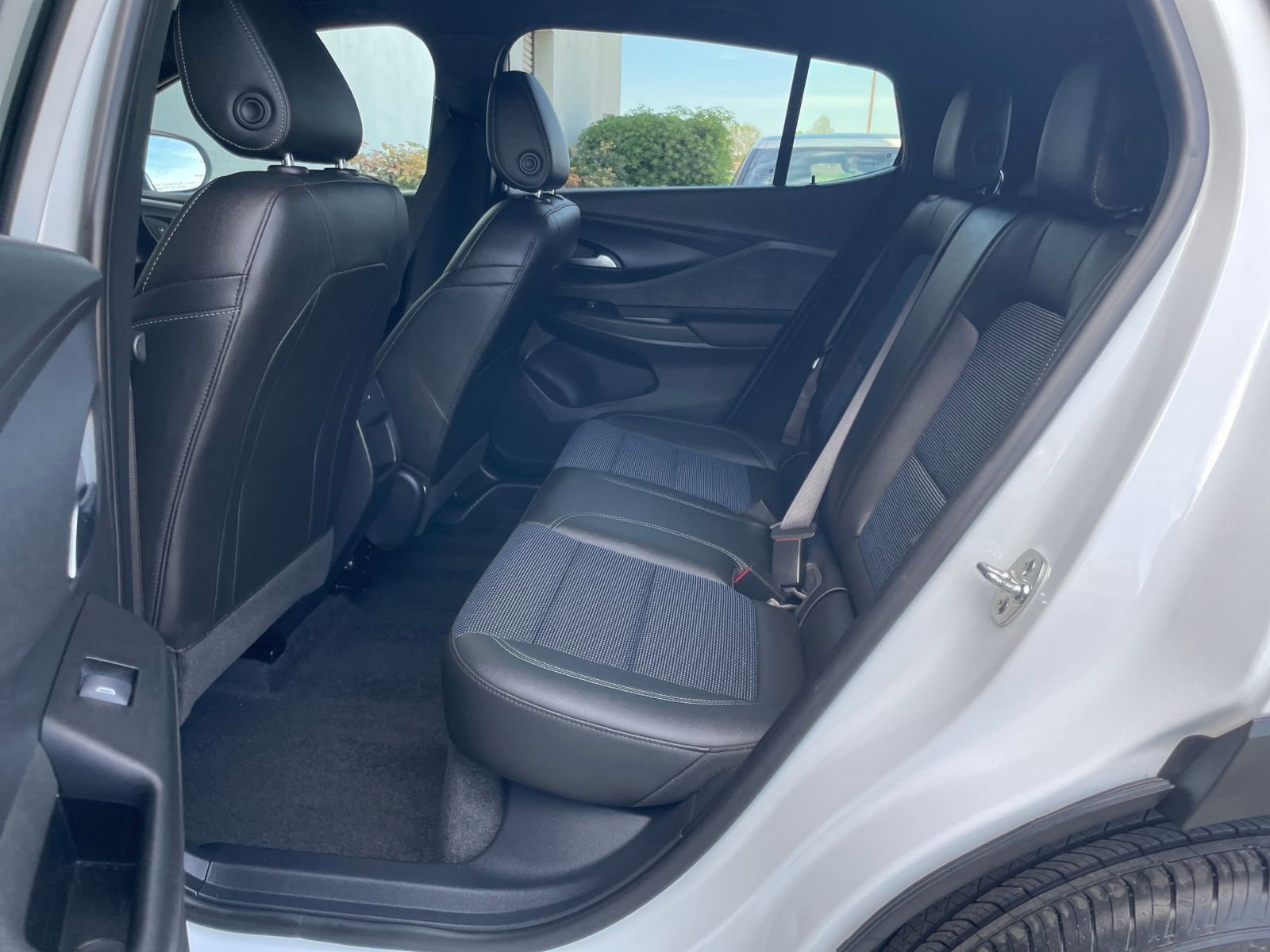 Used 2025 Buick Envista Preferred image 38