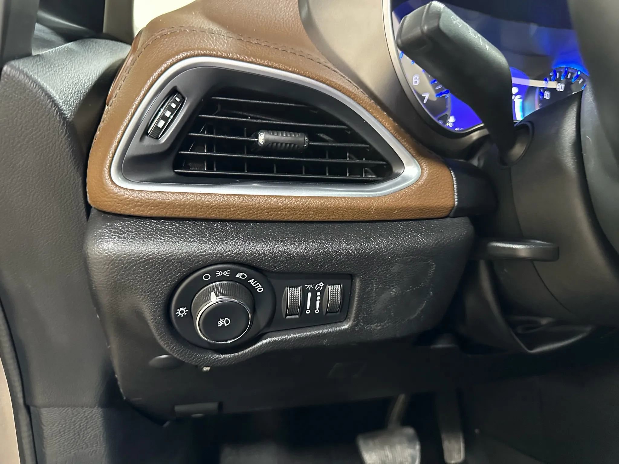 Used 2017 Chrysler Pacifica Limited w/ Advanced Safetytec Group image 43