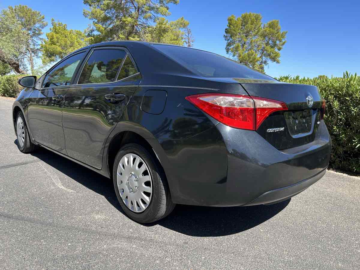 Used 2018 Toyota Corolla LE FWD image 3