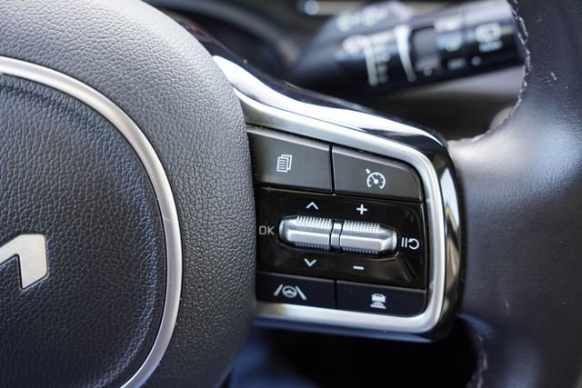 Used 2023 Kia Carnival EX image 32