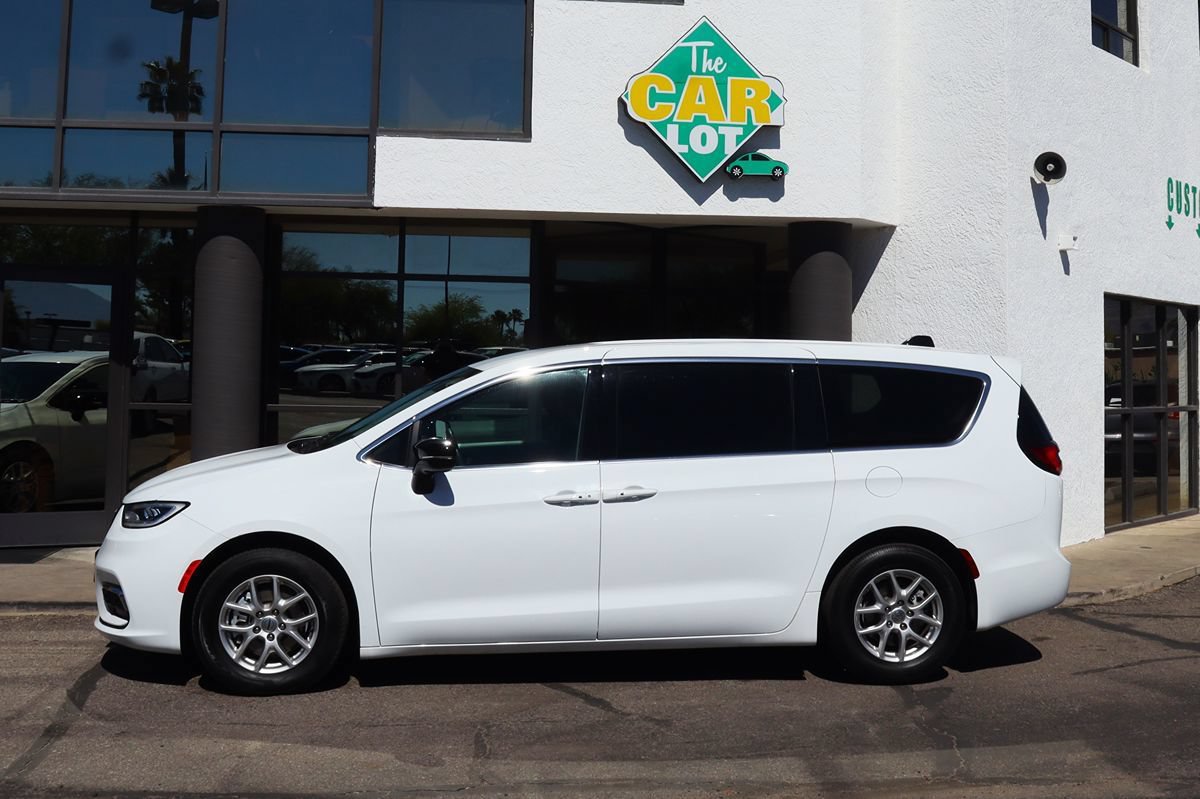 Used 2024 Chrysler Pacifica Touring-L FWD image 8
