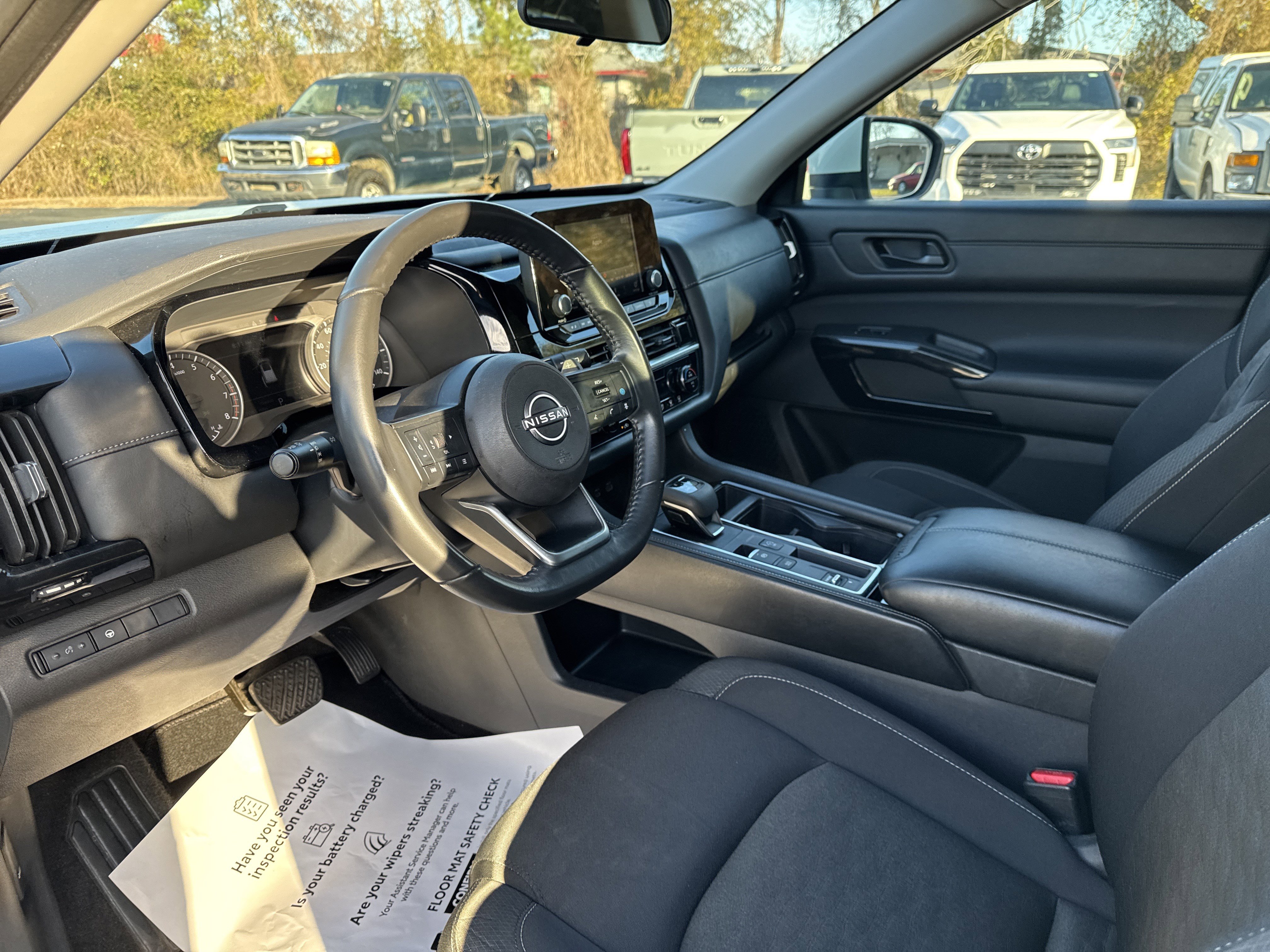 Used 2024 Nissan Pathfinder SV image 15