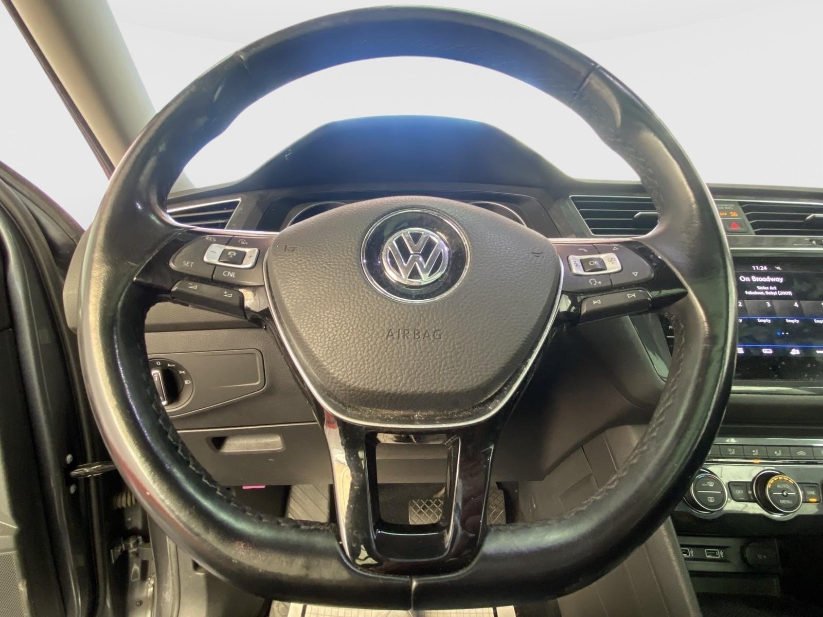 Used 2018 Volkswagen Tiguan SEL AWD/4WD image 23