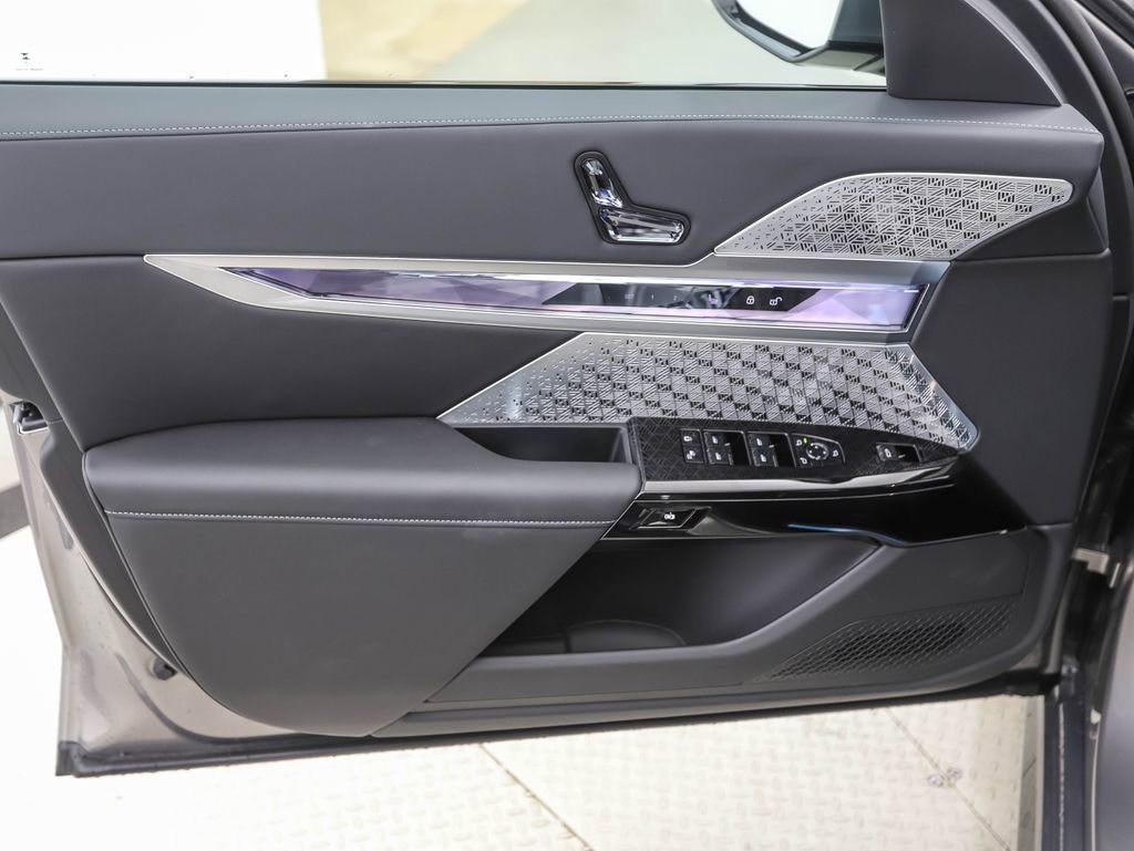 Used 2025 BMW 760i xDrive w/ Executive Package image 9