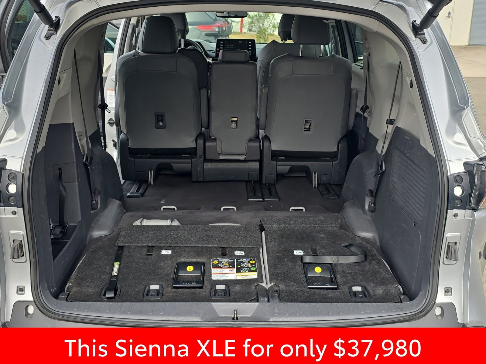 Used 2024 Toyota Sienna XLE image 21