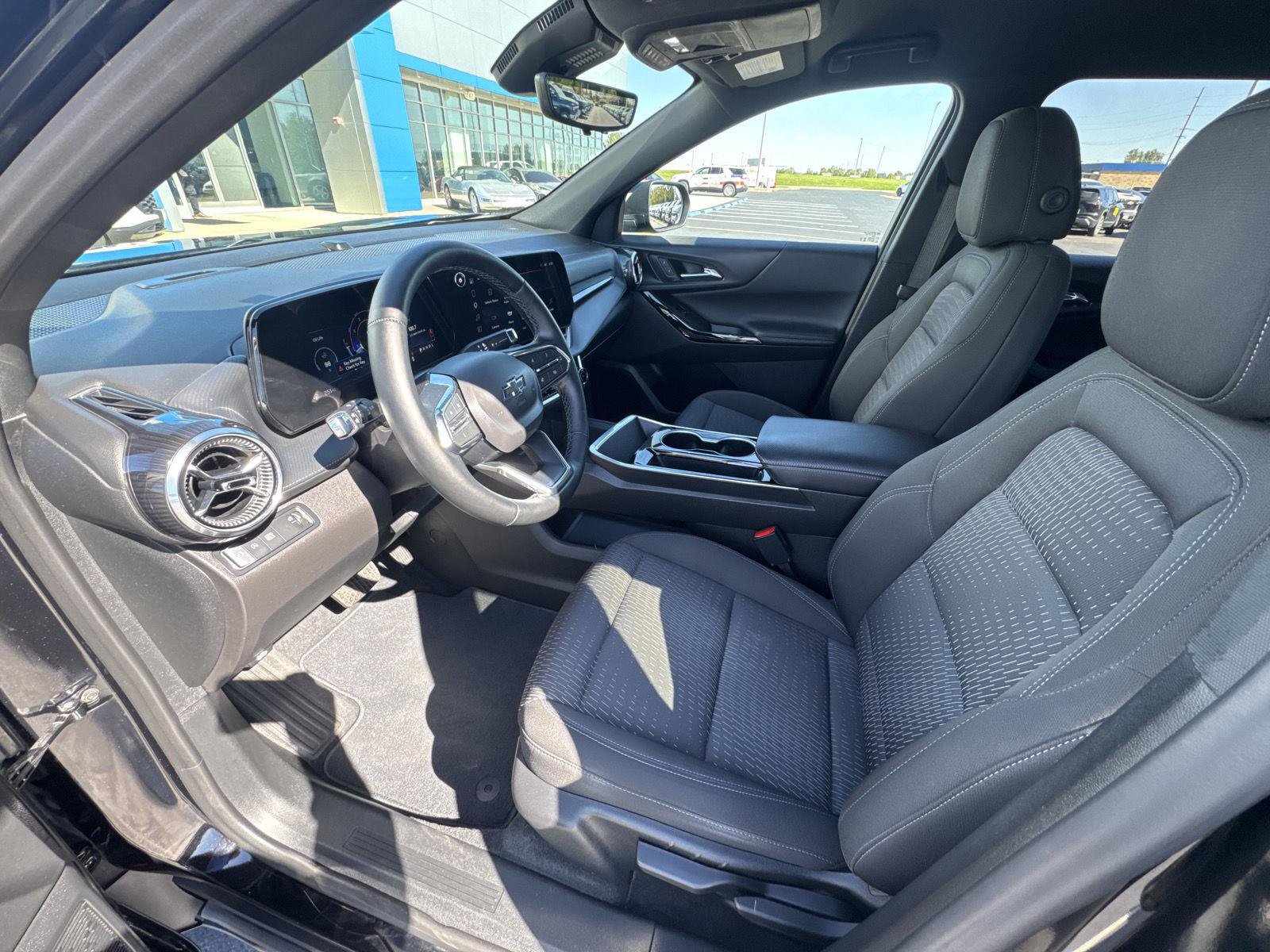Used 2025 Chevrolet Equinox LT w/ Safety and Technology Package FWD image 7