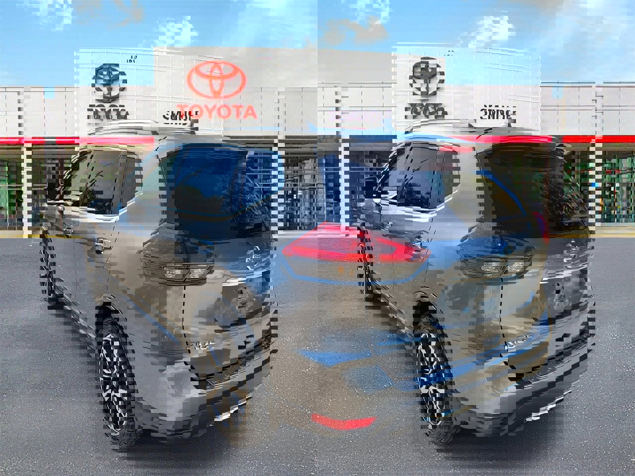 Used 2018 Nissan Rogue SL w/ Premium Package image 4