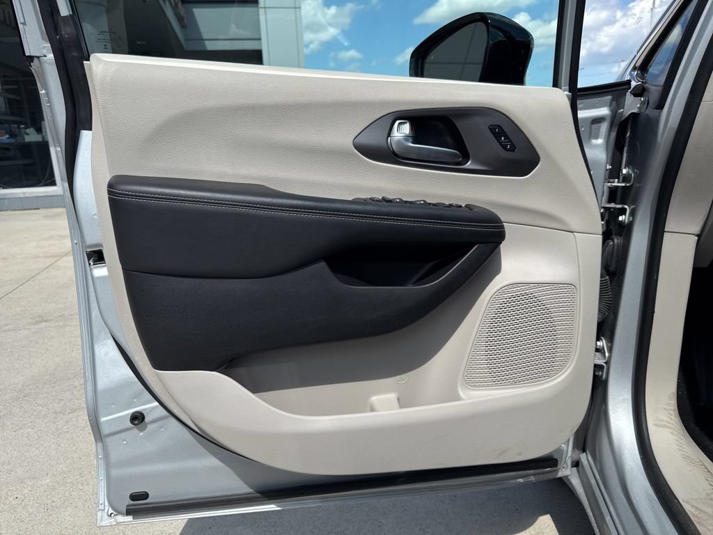 Used 2024 Chrysler Pacifica Touring-L FWD image 24