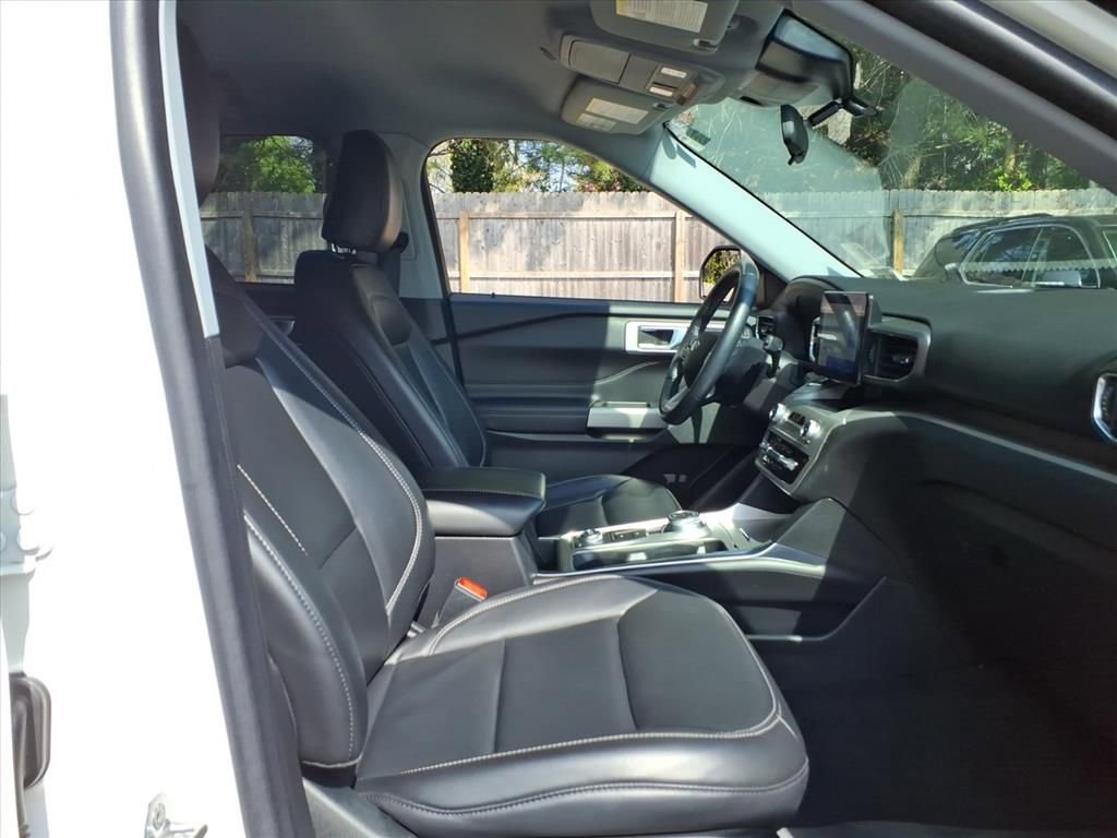 Used 2021 Ford Explorer XLT w/ Equipment Group 202A AWD/4WD image 9