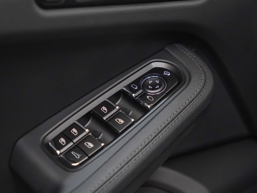 Certified 2026 Porsche Macan AWD/4WD image 23