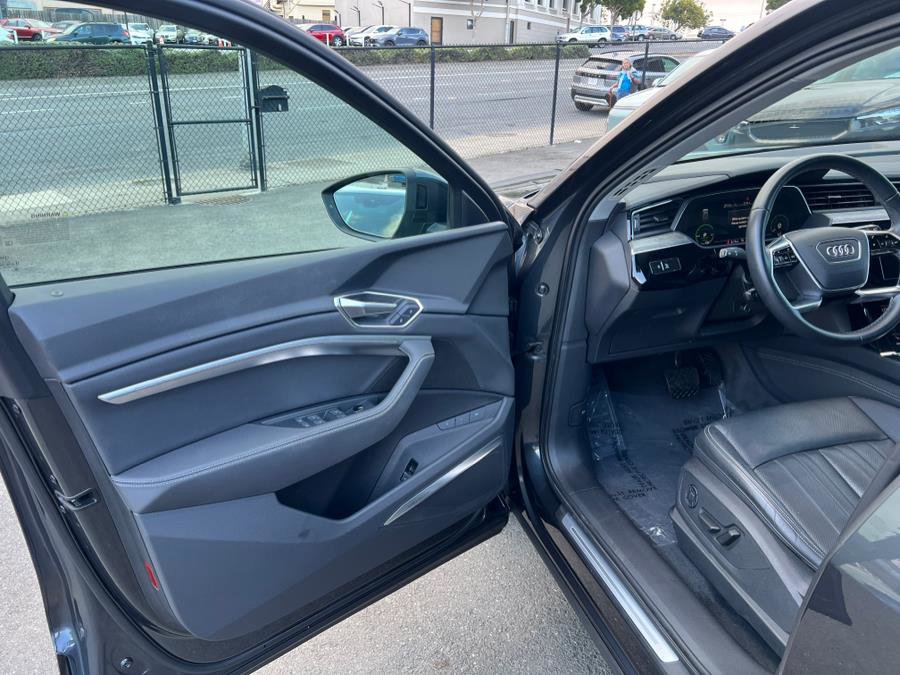 Used 2023 Audi e-tron Premium Plus w/ Premium Plus Package image 9