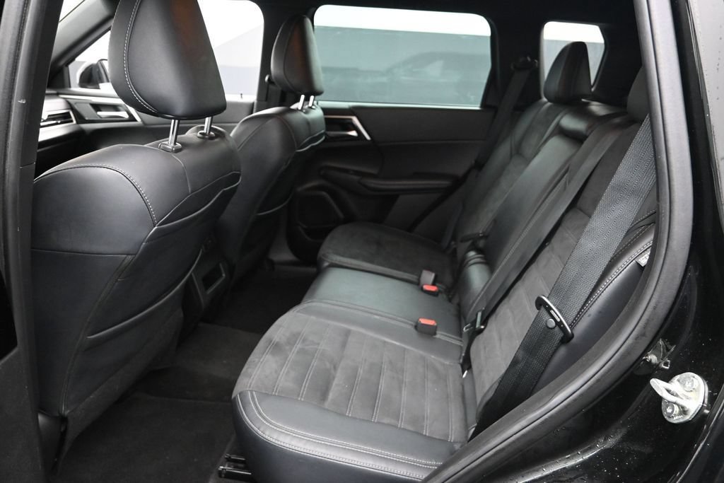 Used 2023 Mitsubishi Outlander SE FWD image 13