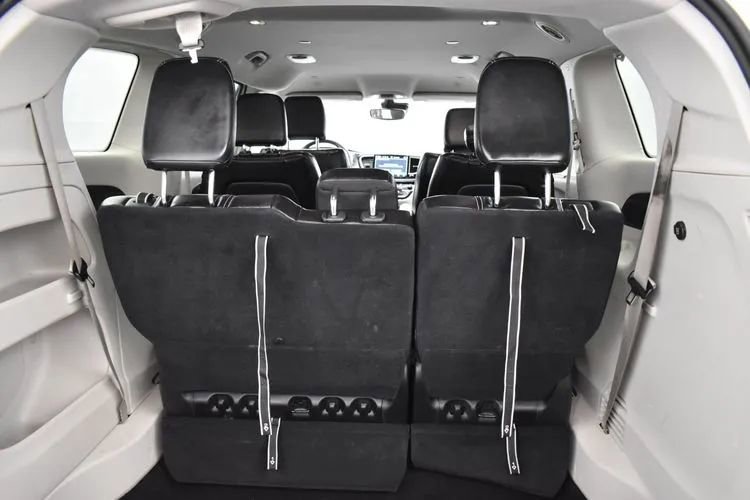 Used 2023 Chrysler Pacifica Touring-L FWD image 16