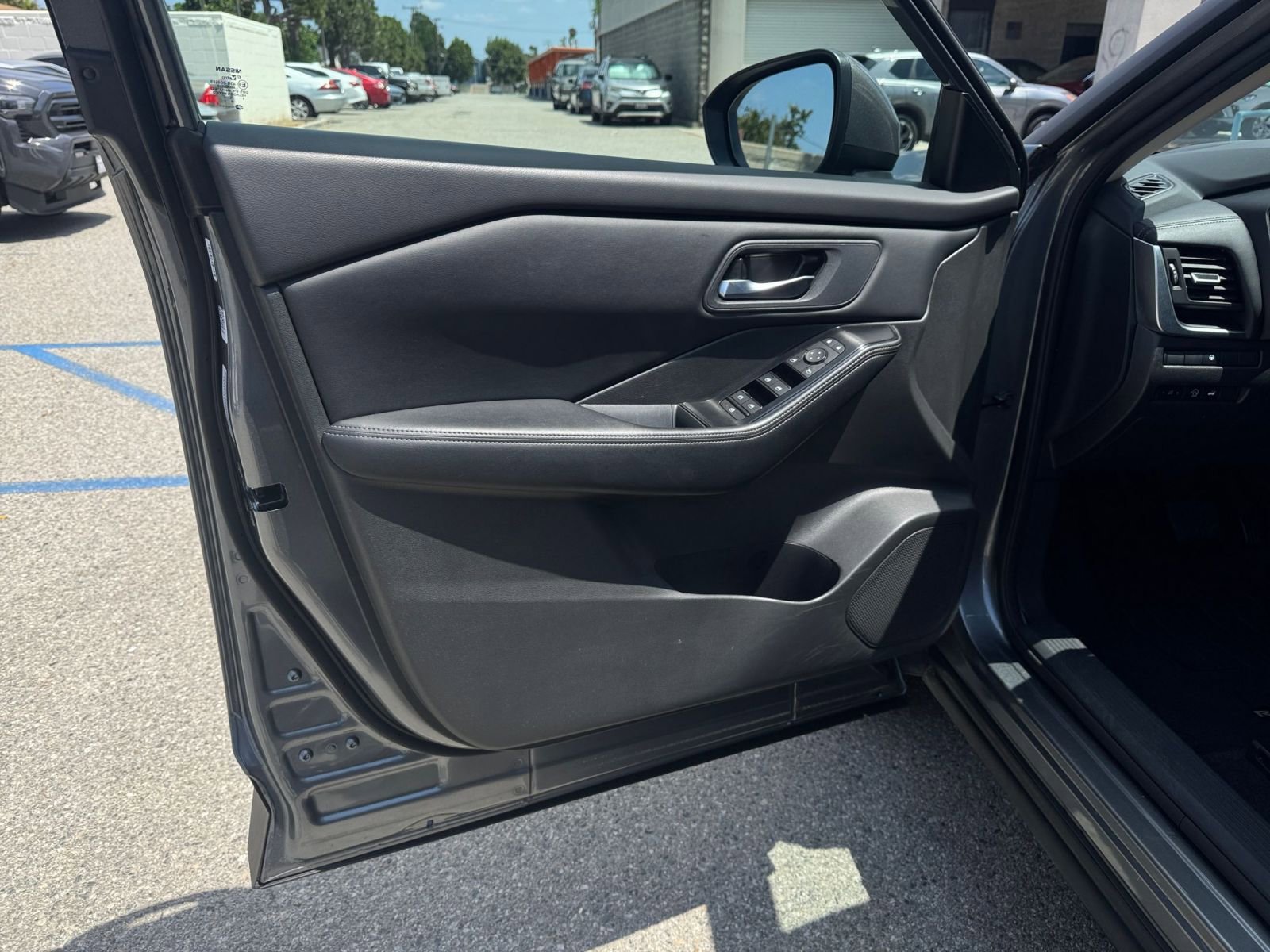 Used 2025 Nissan Rogue SV FWD image 18
