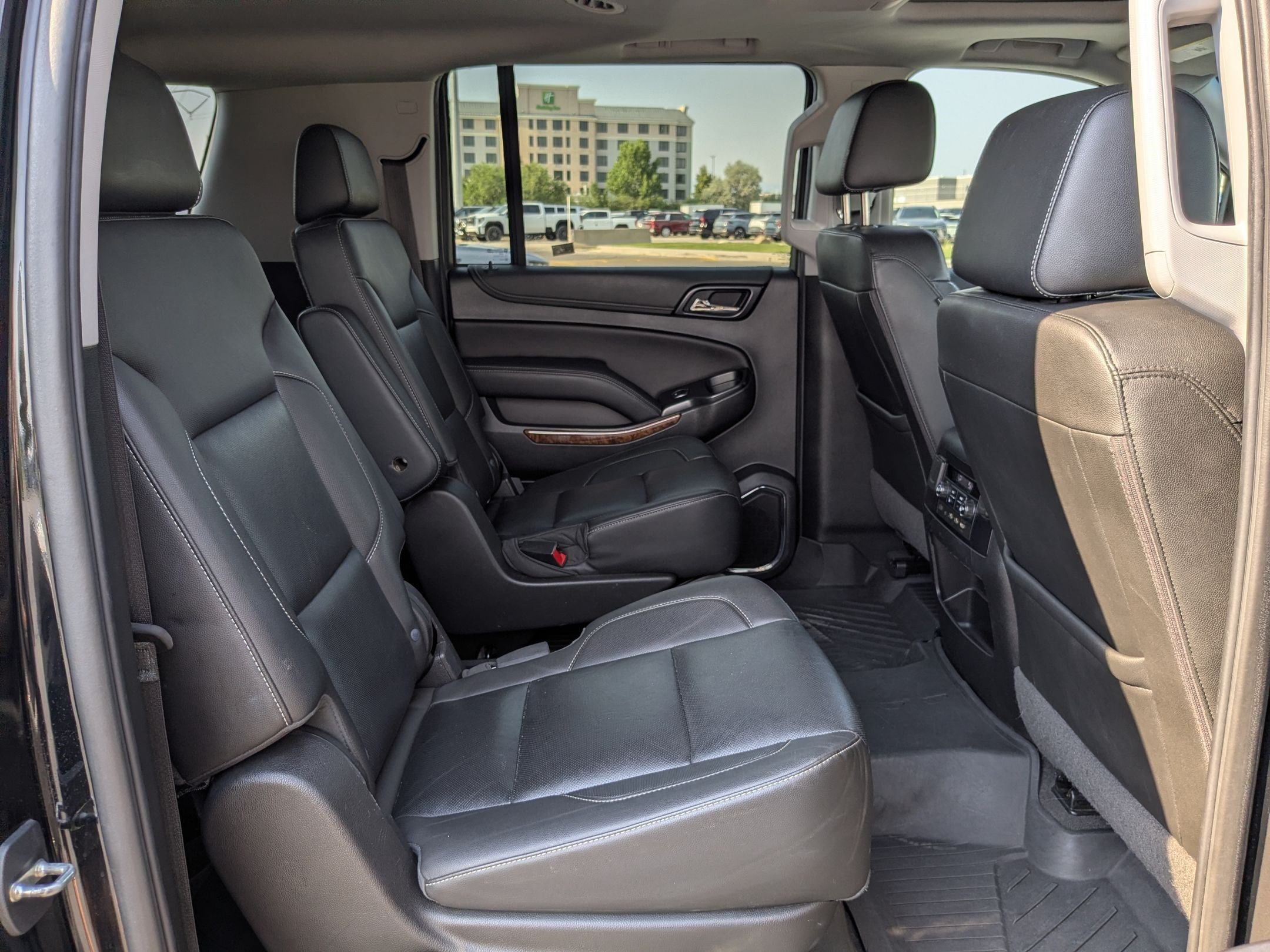 Used 2020 Chevrolet Suburban Premier w/ 6.2L Performance Package AWD/4WD image 28