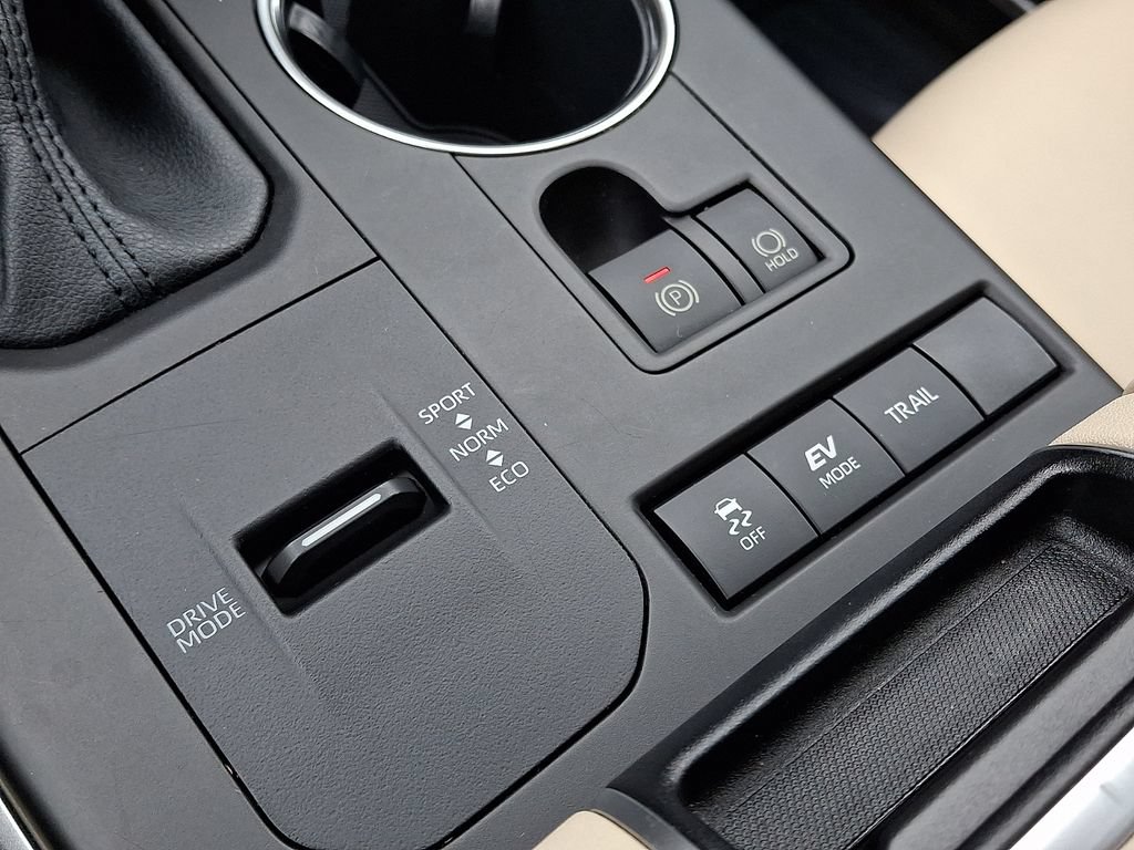 Certified 2020 Toyota Highlander XLE AWD/4WD image 29