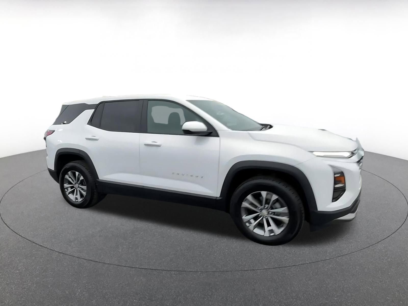 Used 2025 Chevrolet Equinox LT image 2