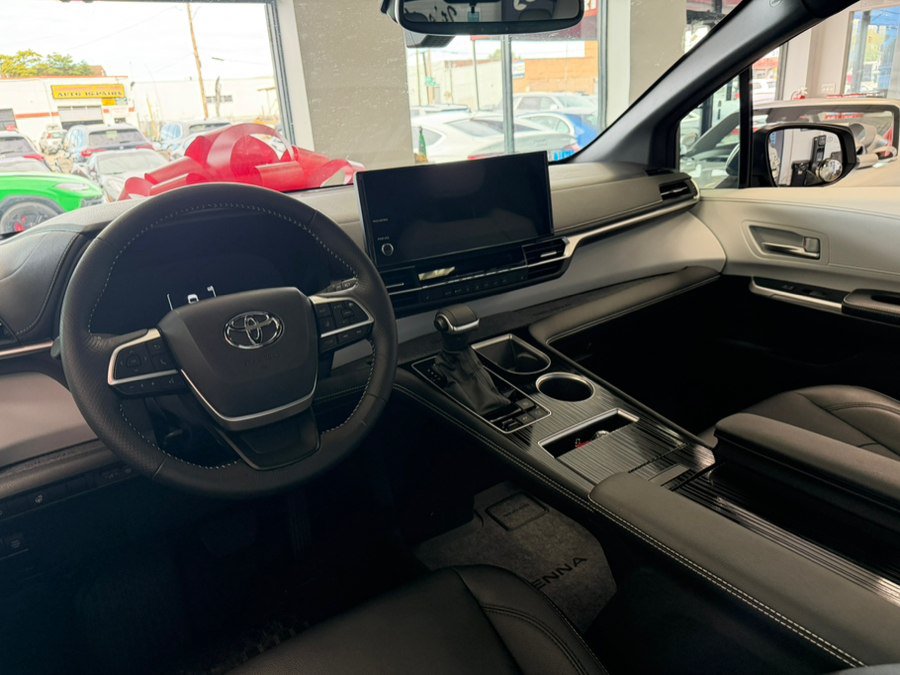 Used 2025 Toyota Sienna XSE FWD image 41