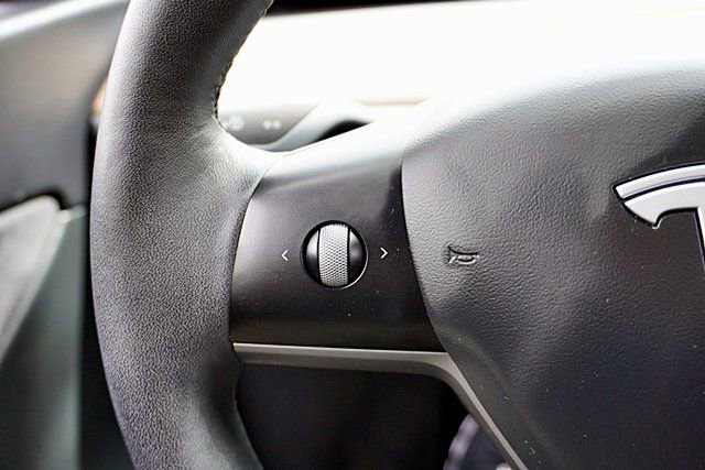 Used 2021 Tesla Model Y Long Range AWD/4WD image 38