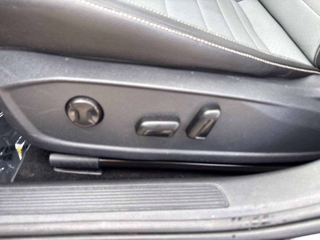 Used 2025 Volkswagen Jetta SE FWD image 36